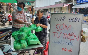 CÔNG TY GIÁO DỤC TRÍ VIỆT (TRIVIET EDU) TẶNG QUÀ CHO CHUỖI QUÁN CƠM NỤ CƯỜI, HỢP TÁC CÙNG HỖ TRỢ BÀ CON NGHÈO MÙA DỊCH COVID – 19