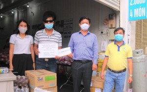 ĐẠI DIỆN CÔNG TY GIÁO DỤC TRÍ VIỆT (TRIVIET EDU) CÙNG THẦY CÔ TRƯỜNG ĐẠI HỌC NGÂN HÀNG THÀNH PHỐ HỒ CHÍ MINH TRAO QUÀ CHO QUÁN CƠM NỤ CƯỜI