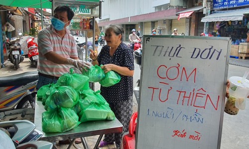 CÔNG TY GIÁO DỤC TRÍ VIỆT (TRIVIET EDU) TẶNG QUÀ CHO CHUỖI QUÁN CƠM NỤ CƯỜI, HỢP TÁC CÙNG HỖ TRỢ BÀ CON NGHÈO MÙA DỊCH COVID – 19