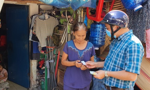 CÔNG TY TRÍ VIỆT THAM GIA PHÁT QUÀ TỪ THIỆN CÙNG CHUỖI QUÁN CƠM NỤ CƯỜI