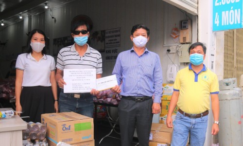 ĐẠI DIỆN CÔNG TY GIÁO DỤC TRÍ VIỆT (TRIVIET EDU) CÙNG THẦY CÔ TRƯỜNG ĐẠI HỌC NGÂN HÀNG THÀNH PHỐ HỒ CHÍ MINH TRAO QUÀ CHO QUÁN CƠM NỤ CƯỜI